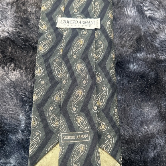 Giorgio Armani Gray and Gold Paisley Tie - Picture 3 of 3